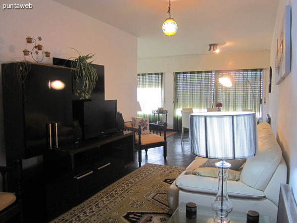 Entrance to the apartment. At the bottom of the image on the left the corridor to the bedrooms. On the right is the living room in L.