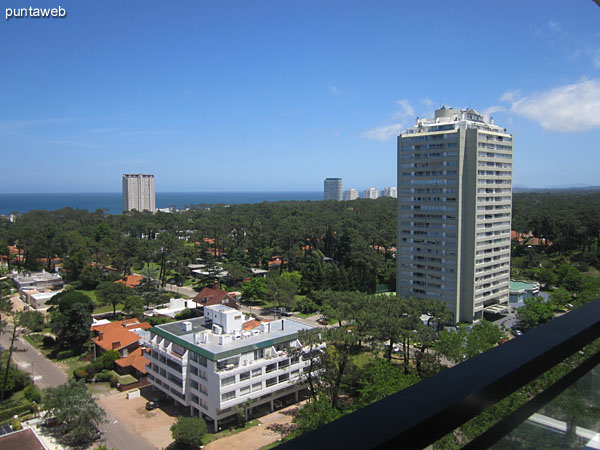 Vista hacia el sur sobre entorno de barrios residenciales desde el balcón terraza.<br><br>Al fondo se aprecia la península de Punta del Este.