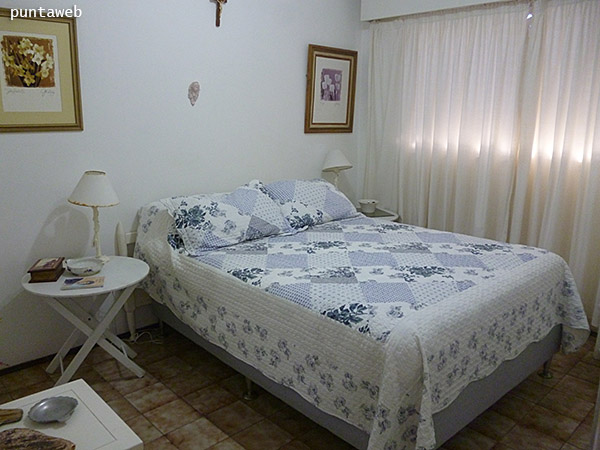 Dormitorio. Acondicionado con cama matrimonial. Brinda vista al frente sobre la calle 24.
