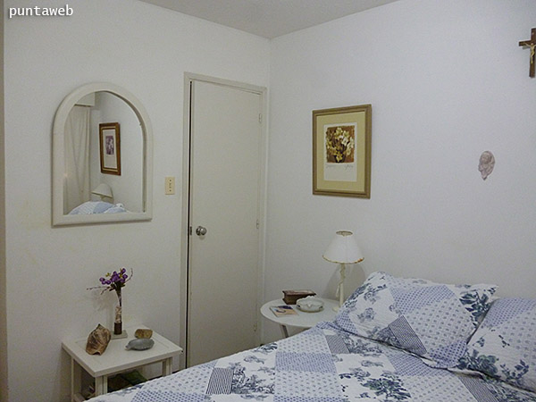 Dormitorio. Acondicionado con cama matrimonial. Brinda vista al frente sobre la calle 24.