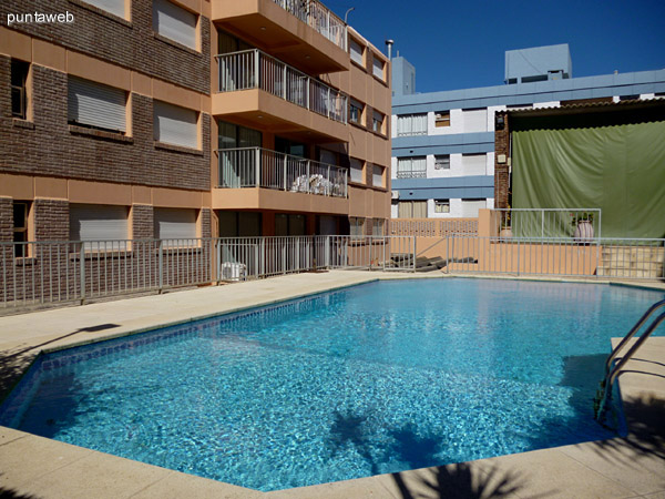 Piscina al aire libre situada entre los dos bloques de apartamentos.