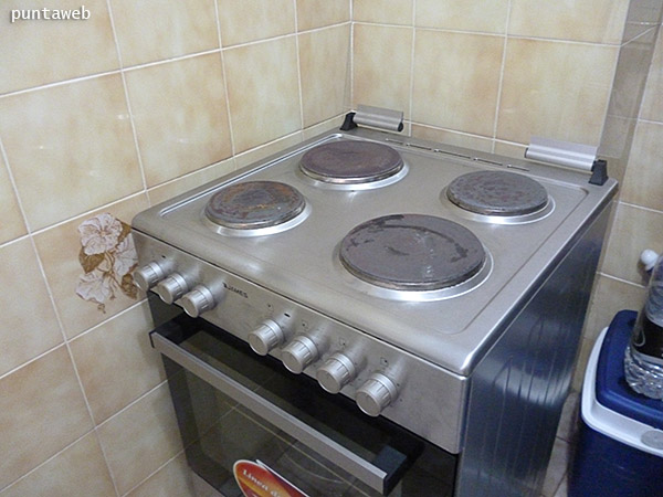 Cocina elctrica de dos discos y heladera.