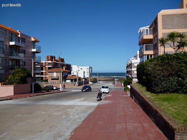 Entorno sobre la calle 25 hacia la playa El Emir.