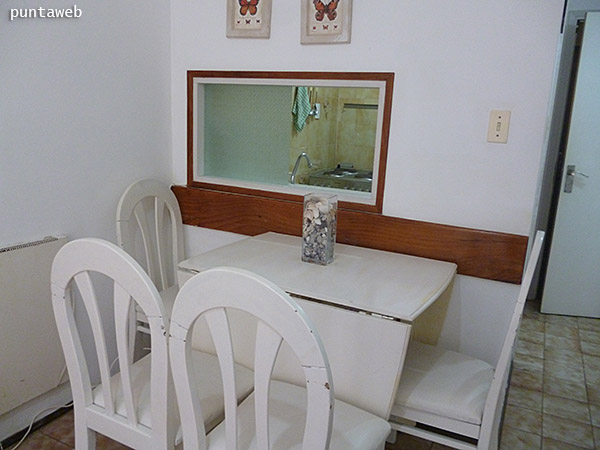 Living y comedor con pasaplatos.