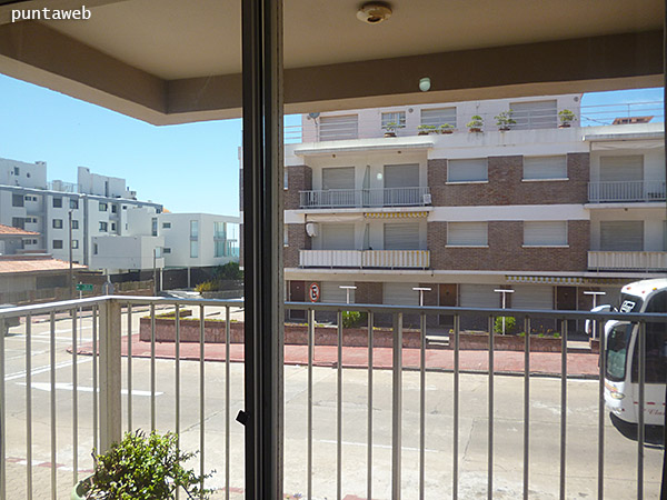 Vista hacia la calle 26 desde el living comedor.