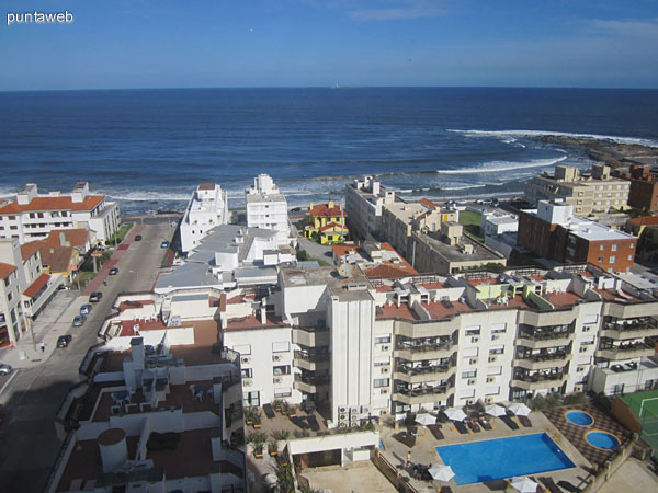 Vista hacia la playa Brava desde el estar.