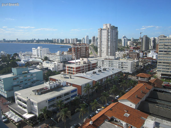 Vista hacia la playa El Emir desde el estar.