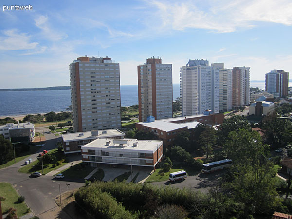 Vista hacia el noreste. Los edificios al fondo se ubican sobre la Av. Roosevelt.