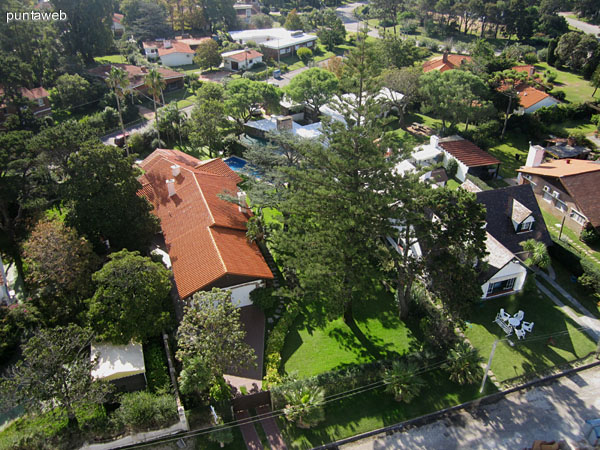 Vista hacia el noroeste sobre los barrios residenciales de playa Mansa.