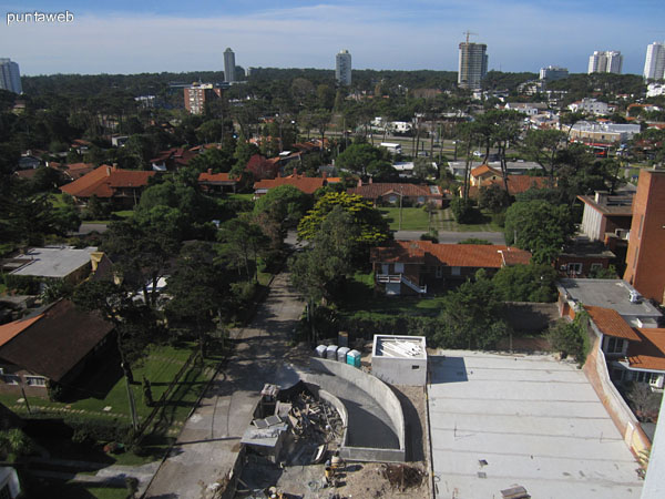 Vista hacia el entorno a nivel del calle de barrios residenciales desde el piso 10.