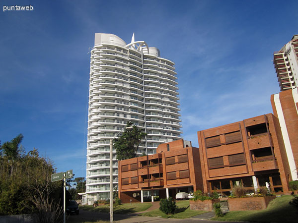 Fachada del edificio desde el inicio de la Av. Pedragosa Sierra.