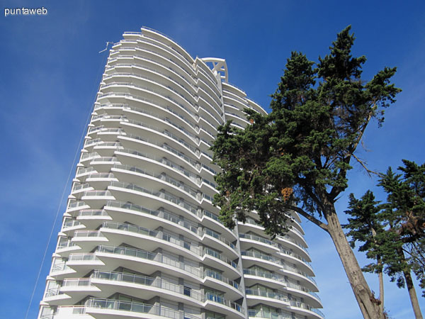 Fachada del edificio desde calles secundarias del entorno hacia el este.