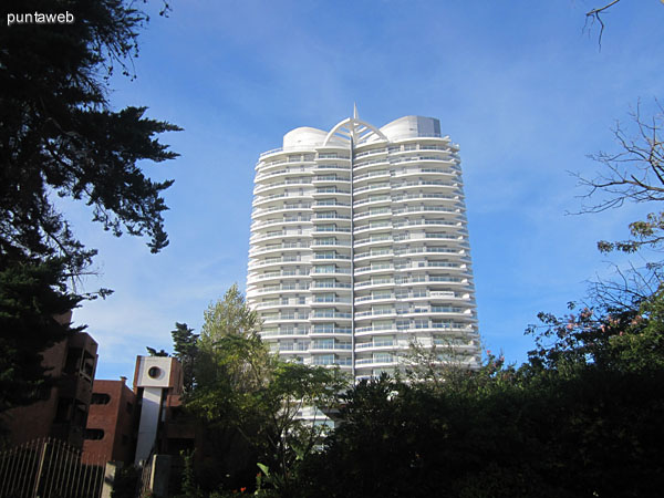 Fachada del edificio desde nivel de calle.