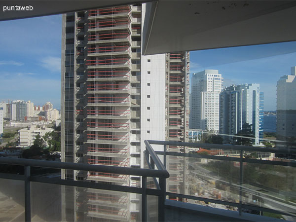 Vista de la fachada del edificio a nivel de calle en Av. Pedragosa Sierra.