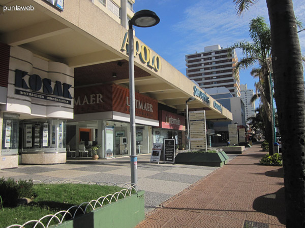 Acceso al edificio dentro de la Galera Apolo Shopping Center.