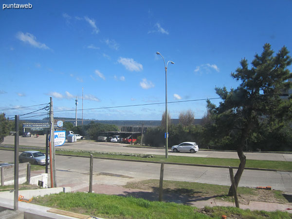 Vista desde la terraza abierta del departamento sobre la Rambla Claudio Williman en planta baja.