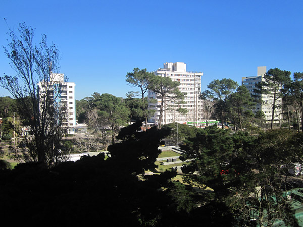 Vista hacia el sureste desde el estar. El edificio posee dos canchas de tenis entre los servicios disponibles.