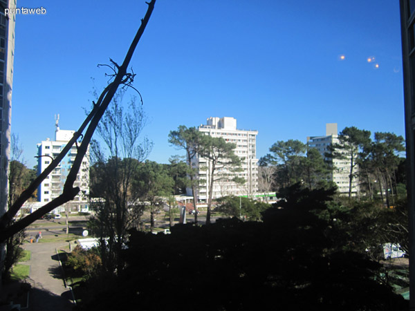 Vista general del dormitorio principal en suite. Las ventanas en la esquina miran hacia el frente – oeste – y al lateral sureste.