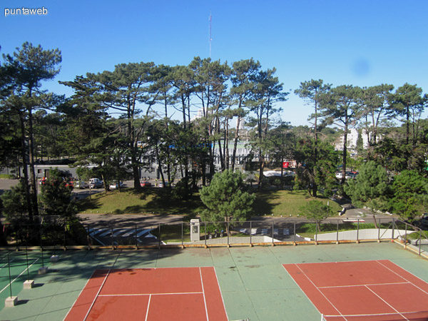 Vista hacia el oeste sobre la Av. Roosevelt desde el dormitorio principal en suite.