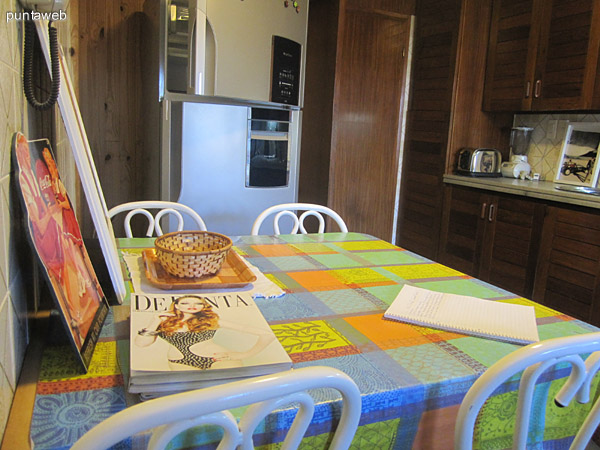 Detalle del acondicionamiento de la cocina con muebles bajo y sobremesada de gran capacidad confeccionados en madera.