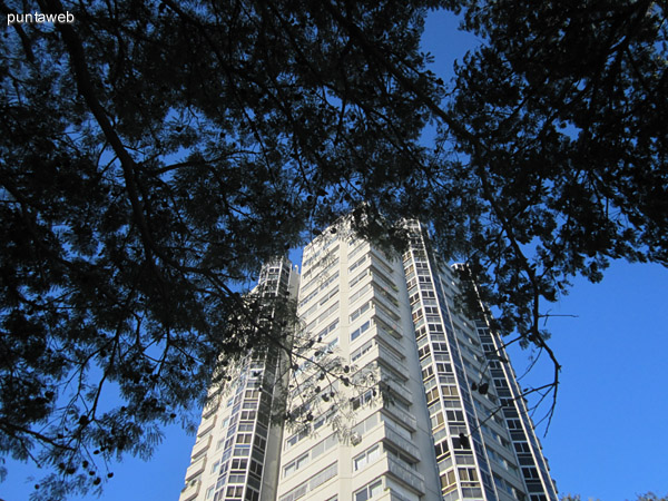 Fachada del edificio desde el oeste hacia el este.