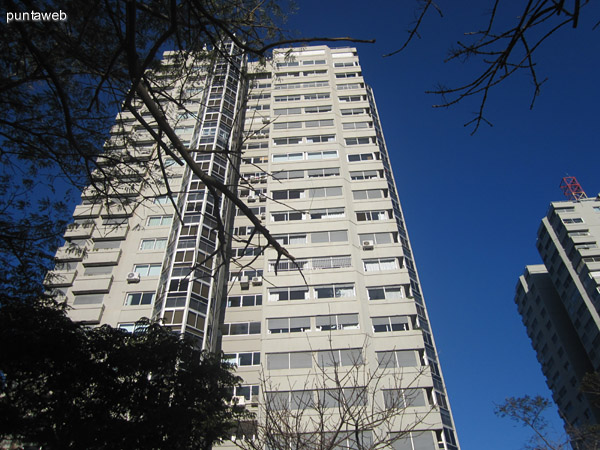 Entorno sobre Av. Roosevelt hacia el sureste.