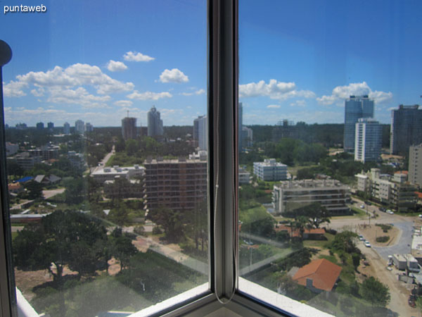 Vista desde la ventana esquinera fija del dormitorio principal hacia el norte sobre los barrios residenciales.