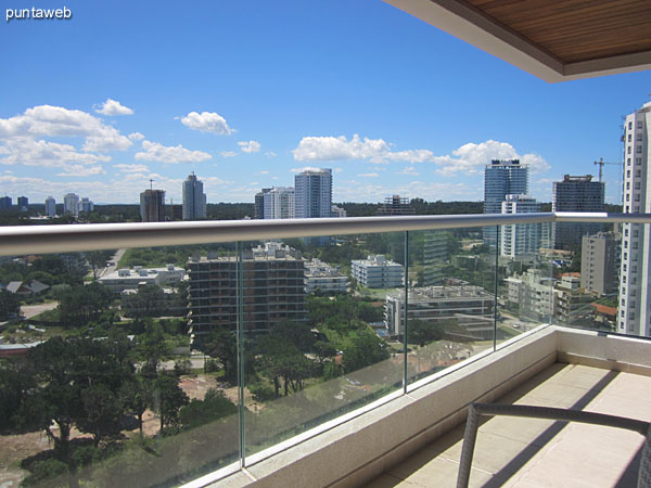 Vista desde el balcn terraza corrido y compartido por los dos dormitorios hacia el norte sobre los barrios residenciales.