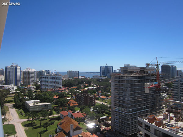 Vista desde el balcn terraza corrido y compartido por los dos dormitorios hacia el norte sobre los barrios residenciales.