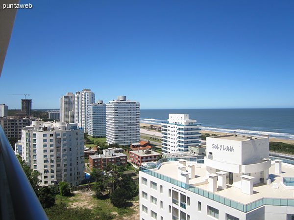 Vista hacia el sur desde el piso 18.<br><br>Vistas de 180 grados a lo largo de la costa atlntica.