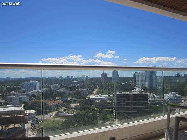 Vista desde el segundo dormitorio hacia el balcn terraza al norte sobre los barrios residenciales.