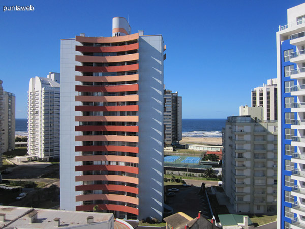 Vista hacia el este desde el balcn del departamento. Al fondo, la playa Brava.