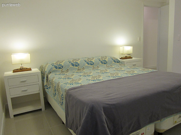 Dormitorio principal con bao en suite.