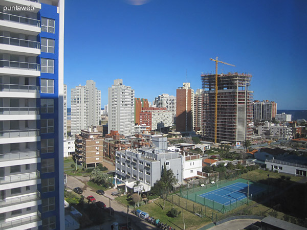 Vista desde una de las ventanas del dormitorio principal hacia el sureste.