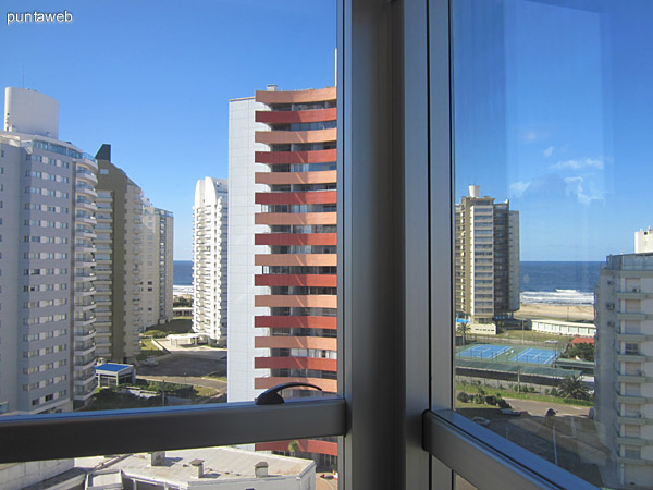 Vista desde la ventana al lateral de la cama del dormitorio principal hacia el sur.