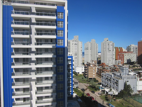 Dormitorio secundario. Vista desde la cabecera hacia la entrada. Se aprecia el estilo de placares.