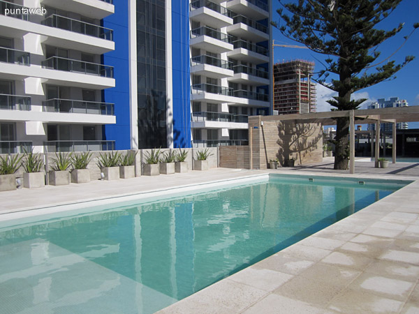 Vista general de la piscina climatizada. El espacio cuenta adems con reposeras, sauna y duchas y brinda vistas por ventanales hacia el jardn trasero del edificio donde se encuentra las piscinas al aire libre y las barbacoas.