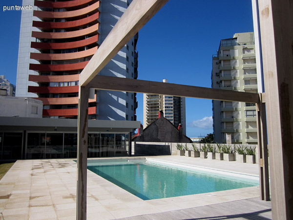 Piscina menor al aire libre.