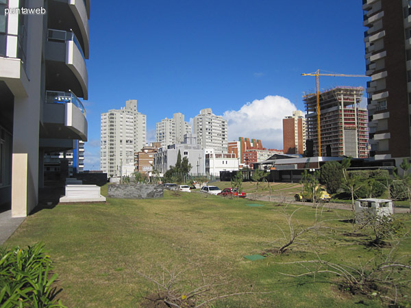 Acceso transitorio para coches al frente del edificio.