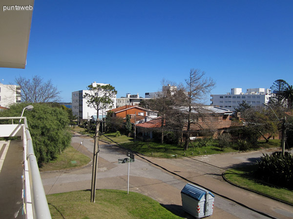 Fachada del edificio orientada al norte. Laterales al este hacia la manzana y al oeste a calle lateral.