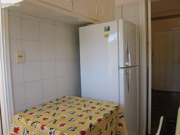 Cocina. Peque�a, con acceso a lavadero. Acondicionada con muebles bajo mesada, estante, armario en altura y horno microondas.
