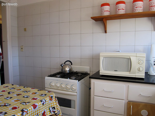 Disposicin de una mesa pequea y la heladera en la cocina.