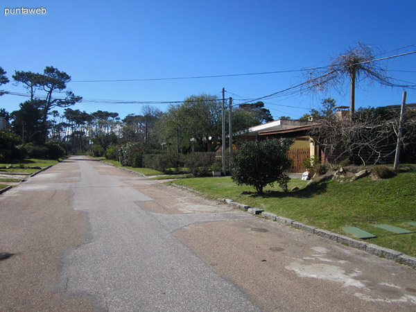 Entorno de barrio residencial en la esquina del edificio.