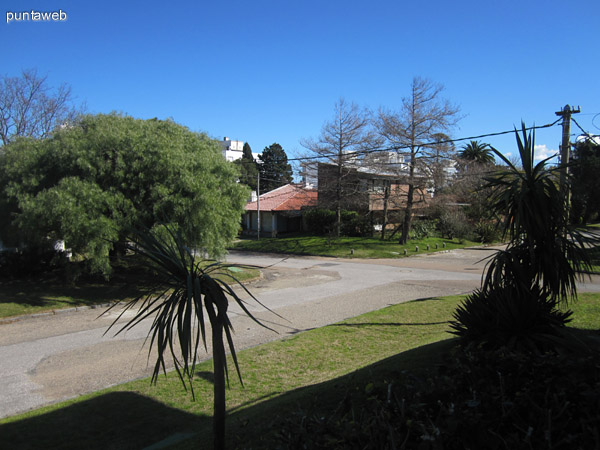 Vista de la calle sobre el lateral oeste del edificio. Entorno de barrio residencial.