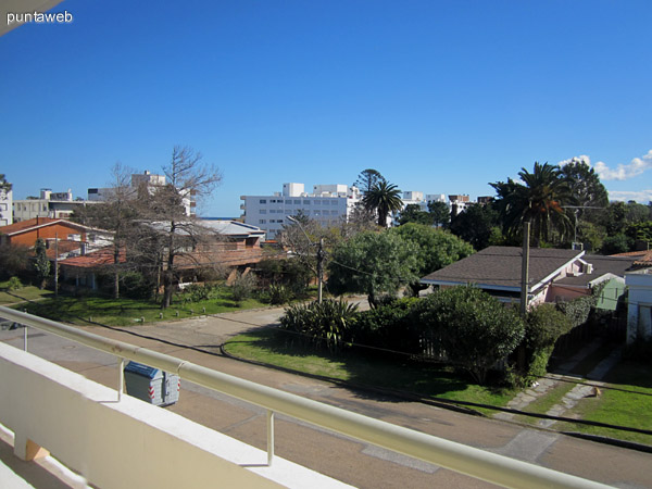 Vista desde el balcn hacia el este a lo largo de la calle perpendicular a la rambla Williman.