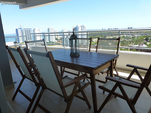 Vista desde el balcn terraza hacia el espacio de living–comedor.