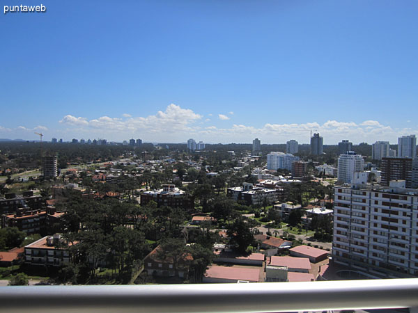 Vista hacia el noroeste desde la terraza del departamento sobre la zona de barrios residenciales.<br><br>El balcn terreza es amplio y est acondicionado con mesa de madera con seis sillas plegables en madera y smil lona de plstico.