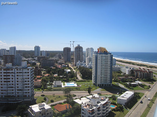 Vista hacia el norte desde la terraza del departamento sobre la zona de barrios residenciales.<br><br>El balcn terreza es amplio y est acondicionado con mesa de madera con seis sillas plegables en madera y smil lona de plstico.