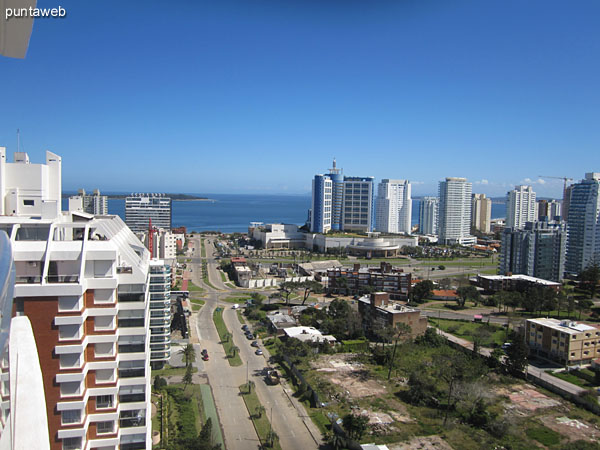 Vista hacia el este desde el balcn terraza del departamento a lo largo de la playa Brava.