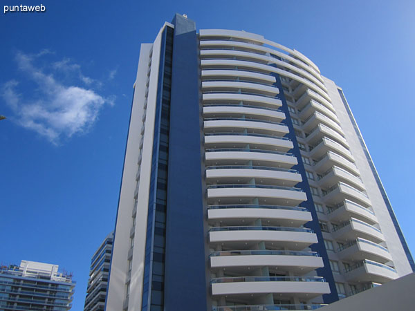 Fachada del edificio sobre Av. Chiverta orientada al norte.